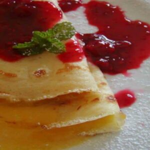 Crepes com Creme de Limão e Coulis de Framboesa