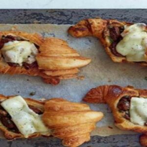 Croissant Recheado com Salsicha e Queijo